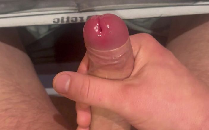 Young cum: Мастурбирую мой хуй в туалете и снимаю это крупным планом
