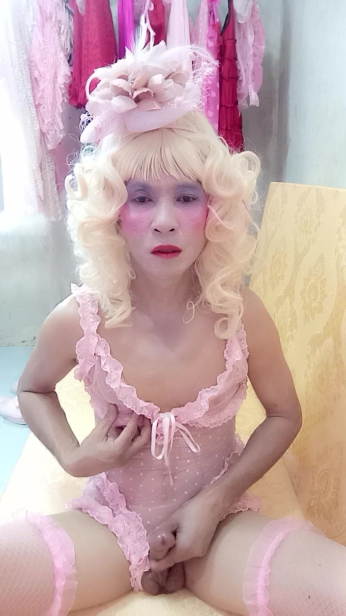 nguyen dang thien tri: Oanh Le Transgender Wearing Sexy Porn Clothes Playing with a...