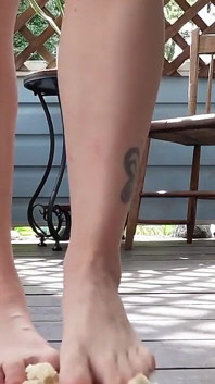 Hola allí, he preparado tu magdalena inglesa con mis pies esta mañana, comer y decirme que sabe bien con la leche natural