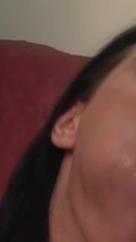 Svůdná brunetka olizuje a škádlí pulzujícího ptáka před prstěním