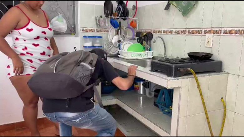 Miaandaxel: 在我丈夫不在家的时候，水管工让我饱了