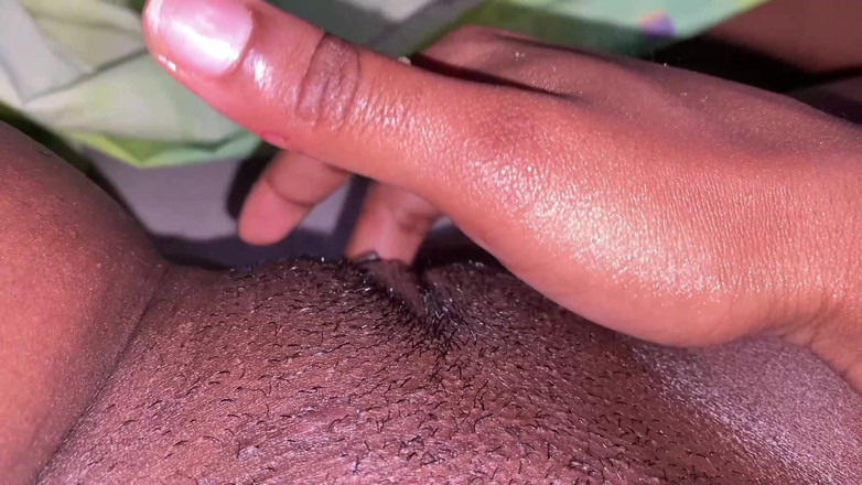 omairaberbatov: Služka zvlhne se svým novým vibrátorem