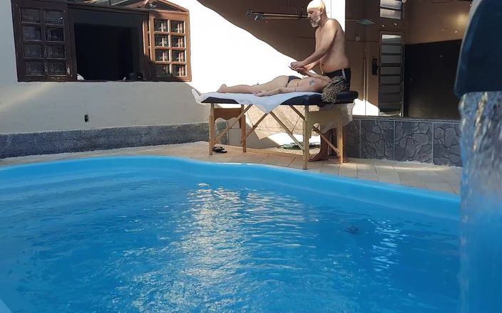 Gabi SweetCouplesStories: Massage im Pool. Der Therapeut konnte sich nicht halten und...