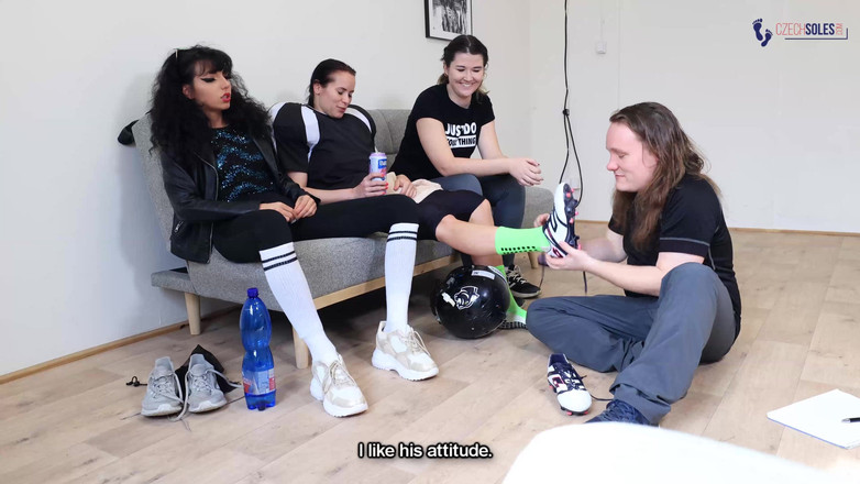Czech Soles - foot fetish content: 女美式足球女神臭脚崇拜