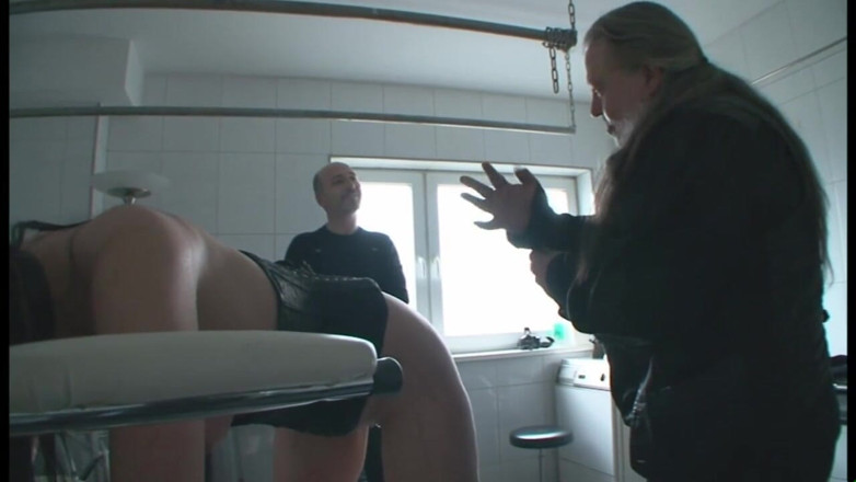 Absolute BDSM films - The original: Bičování kundičky ponižuje