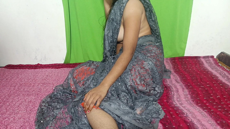 Hot_girl: Bhabhi komal yang baru berkahwin menanggalkan saree di bilik air,...
