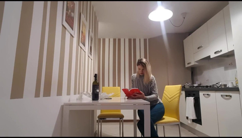 Erotic Tanya: Ragazza che legge e scoreggia intensamente