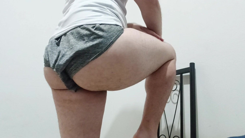 amateurbrazilian: Feo feo mostrando su culo balanceándose