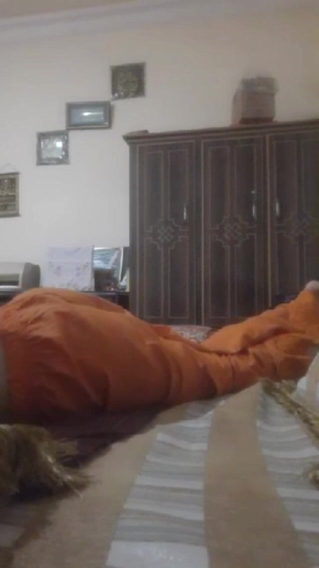 Sapnashah007: Pakistaans Pathaans meisje in oranje Shalwar toont haar kont