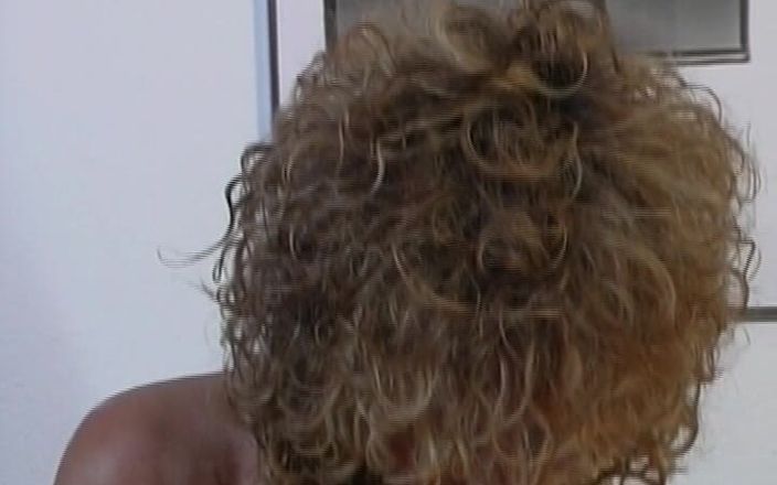Deutsche XXX Filme: 两个讨厌的德国熟女在口交三人行中分享鸡巴
