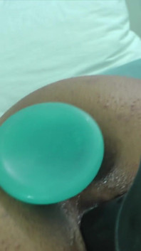 Straordinario clitoride e deflorazione anale con dildo!