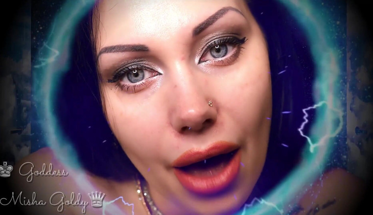 Goddess Misha Goldy: 撫でたり、私がやりたいことをすべてやるときは、私とのアイコンタクトが必要です!