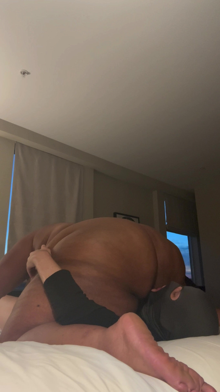 Fat Chub Booty: Pomocí submisího bílého chlapce!