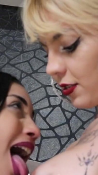 キラ・セックス&エヴァ・ペレスによるサキュレント・イントロ