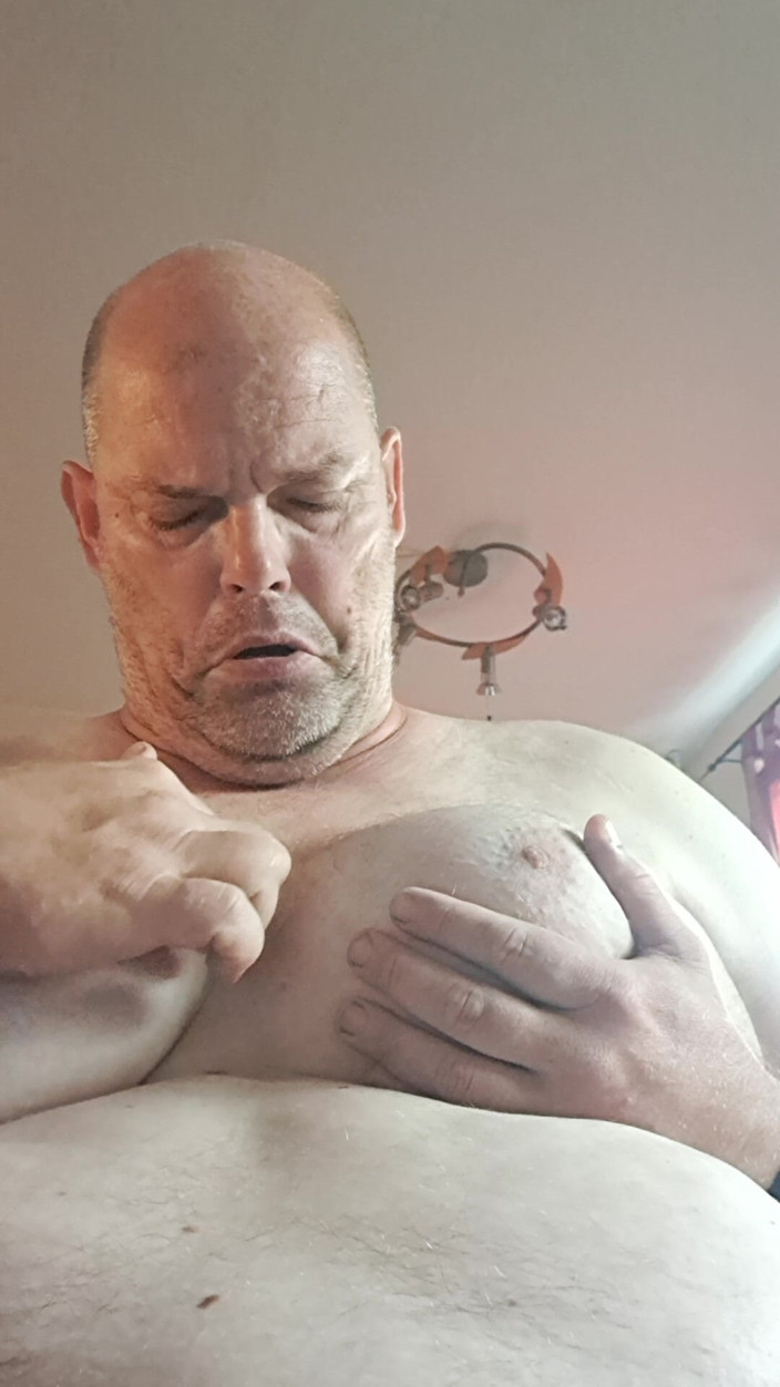 Fickspecht: 那个荡妇就是忍不住摸自己的胸部