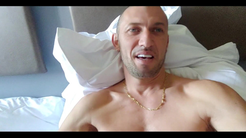 Boy jerking off: Un garçon se branle