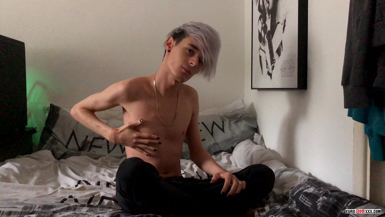 Euro boy xxx: 그의 풀 볼을 비우다