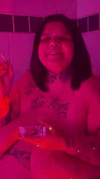 Cewek semok kulit putih lagi asik merokok di kamar mandinya - 4k