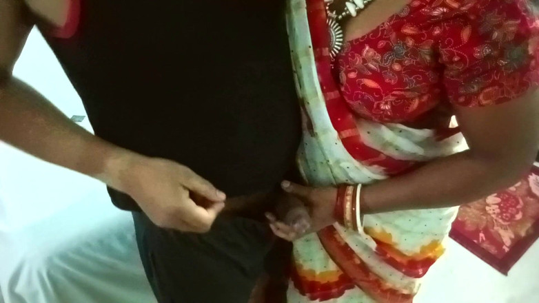 Popmini: Indická kancelářská kamarádka Sunidhi kouří a přítel žhavý sex uvnitř těsné...