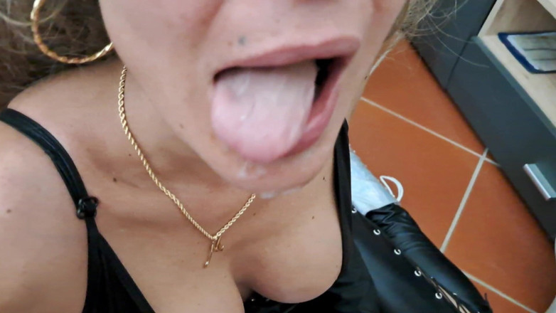 LauraOnHeels: Dokonalý orální sex MILF s pohledem výstřiku