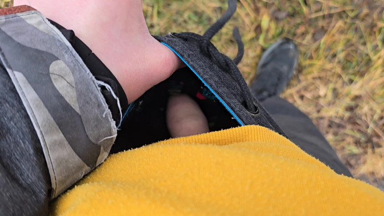 Alpha pee king: Un Po' Rischioso Pipì - POV Pipì All'aperto Durante Una Passeggiata...