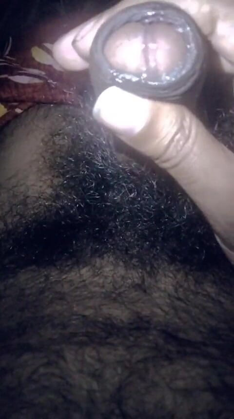 Hot_bobby: Cewek jerman dengan memek berbulu ini lagi asik ngocok kontol...
