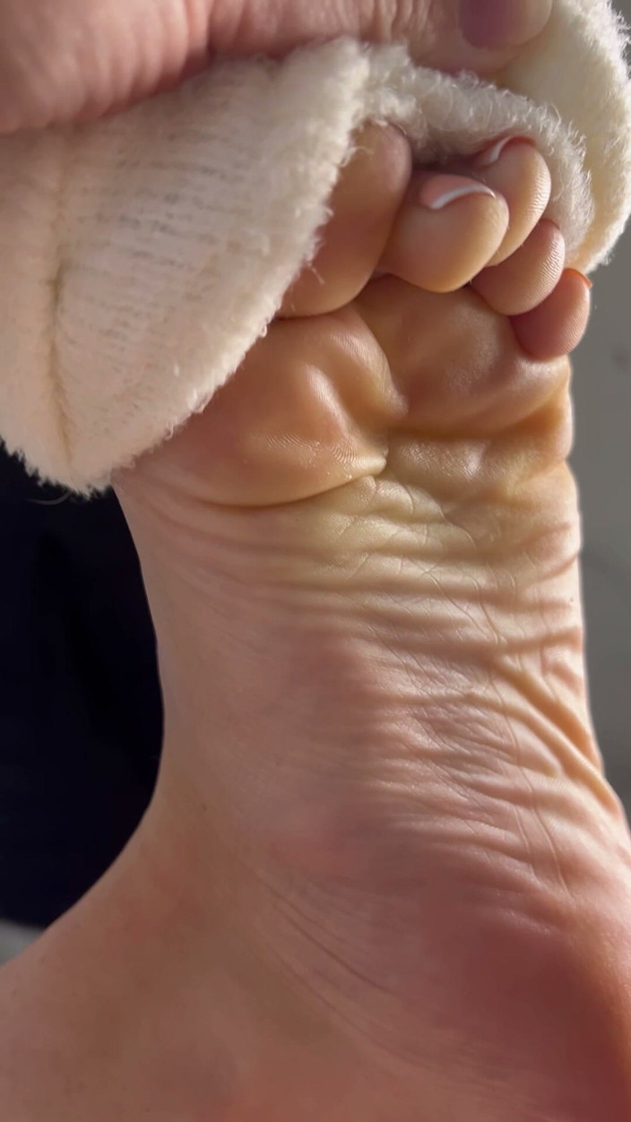 Barefoot Mel: Uso i miei piedi per sborrare
