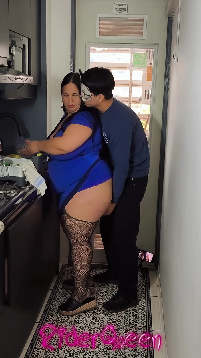 Riderqueen BBW Step Mom Latina Ebony: Секс на кухне - настоящую мачеху-толстушку трахнули