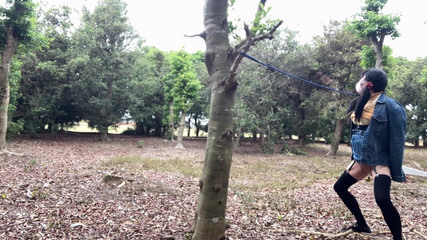 megu2002: 独立训练 No34 紧身裙卷起胸罩裸露走路