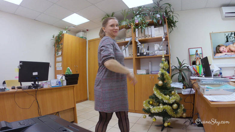MILF Oxana: Flashing no panties in office in the midst of a...