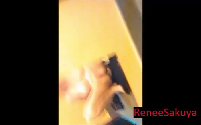 Renee Sakuya: Soyunma odasında terli parmaklarını gösteriyor