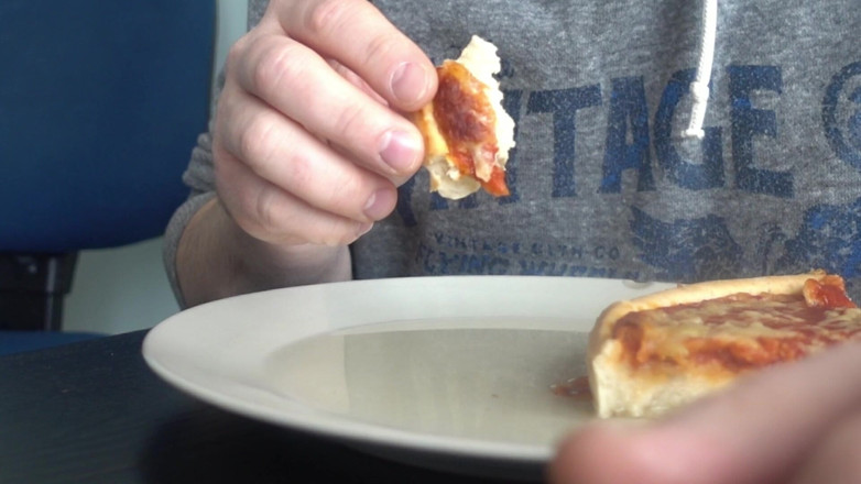 Food Pissplay: Čůrám na pizzu, abych ji snědl