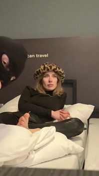Er schnüffelt, leckt und massiert meine verschwitzten Füße.
