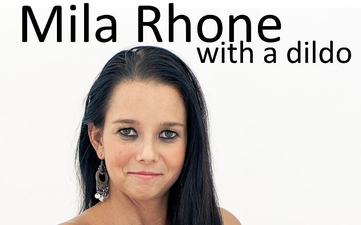 Only3x: Mila Rhone con un consolador