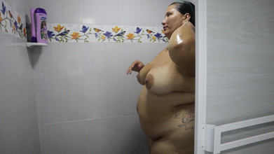 Lexly_16: Flicka som badar och rör vid sig själv mycket het...