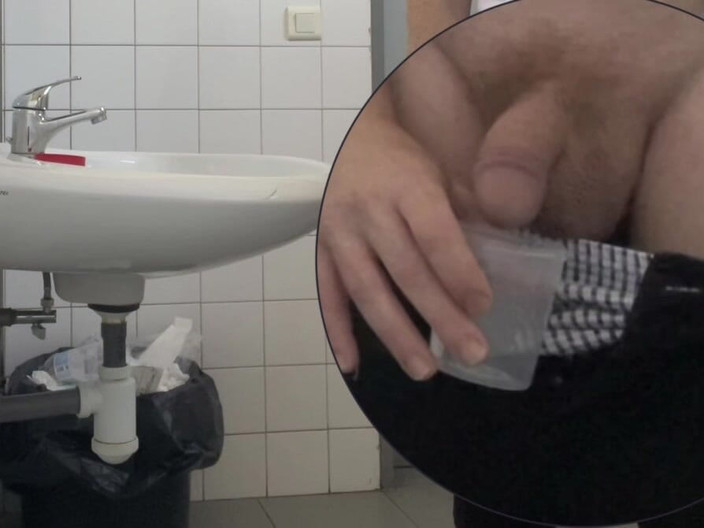 AmateurBoysPissing: 病院のトイレで尿サンプルを採取している男