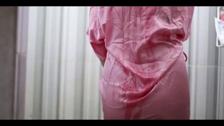 deafheaven666: Indonéské porno Nakukuje na prsatou dívku koupající se v průhledných...