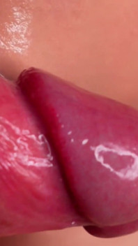 Blowjob sudut pandangan dekat yang hebat - lidah, mulut dan bibir untuk batang awak