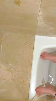 Aku merekam adik tiriku lagi asik masturbasi di kamar mandi