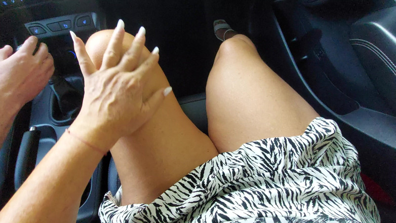 Step Mommy: Bini Saya Menunjukkan KakiNya Yang Cantik Di Dalam Kereta Pada...