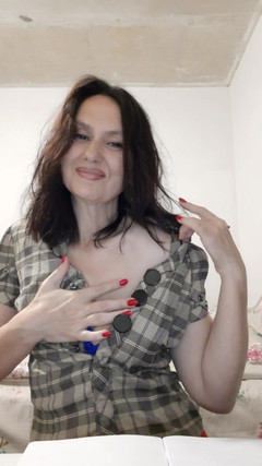 ANGELA_LADY: Una mariposa revoloteada en su coño