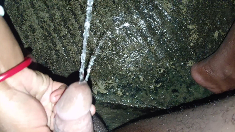 Nenika: Bhabhi desi menghisap batang selepas kencing