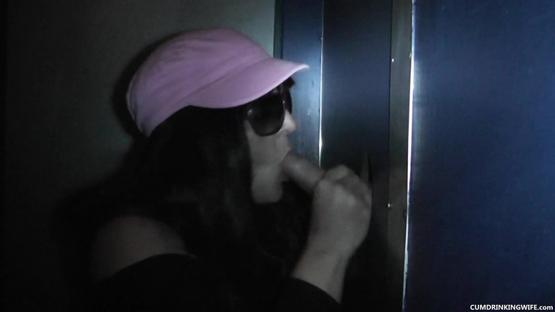 Cumdrinking Wife: La gaura din zid - gloryhole - sex în grup cu mulți străini