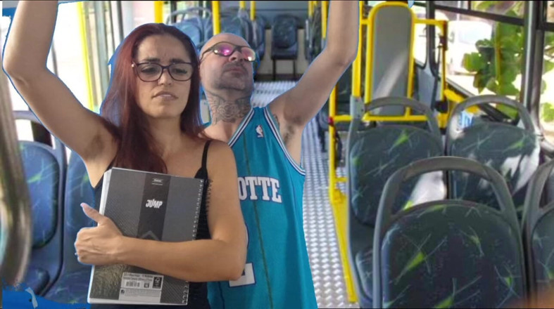 ksalnovinhos: Úchyl veřejně naboural vysokoškoláka zezadu v autobuse!
