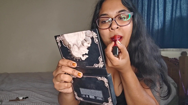 Zozonicoco: Asiática gordinha em látex fumando