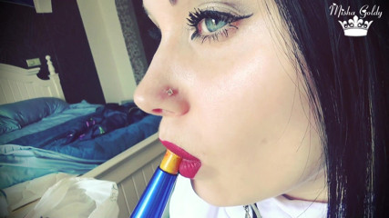 Goddess Misha Goldy: Kouř z tmavě červených velkých rtů
