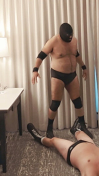 Bearops Toma El Control: Juego De Rol De Lucha Libre En La Habitación Del Hotel