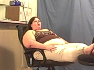 BBW nurse Vicki adventures with friends: Donnona grandissima Angie mastica e succhia la gomma per te