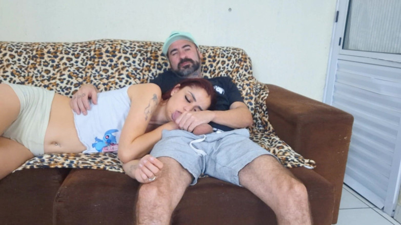 Fanny squirting: พ่อเลี้ยงให้ลูกสาวเลี้ยงนั่งพักขาหนีบควย