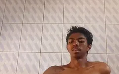 我做一个热辣的浴室手淫